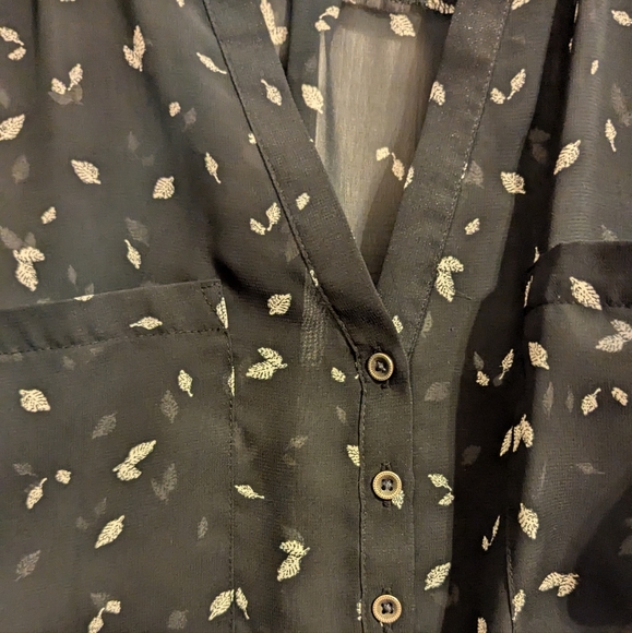 Maurices Black and White Feather Print Blouse size 3 - Picture 2 of 7